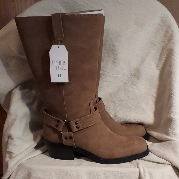 Time and Tru Tan Heeled Boots with Timeless Style - Picture 3 of 8